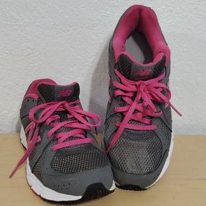 New Balance Gray and Pink Running Shoes Sz 6.5